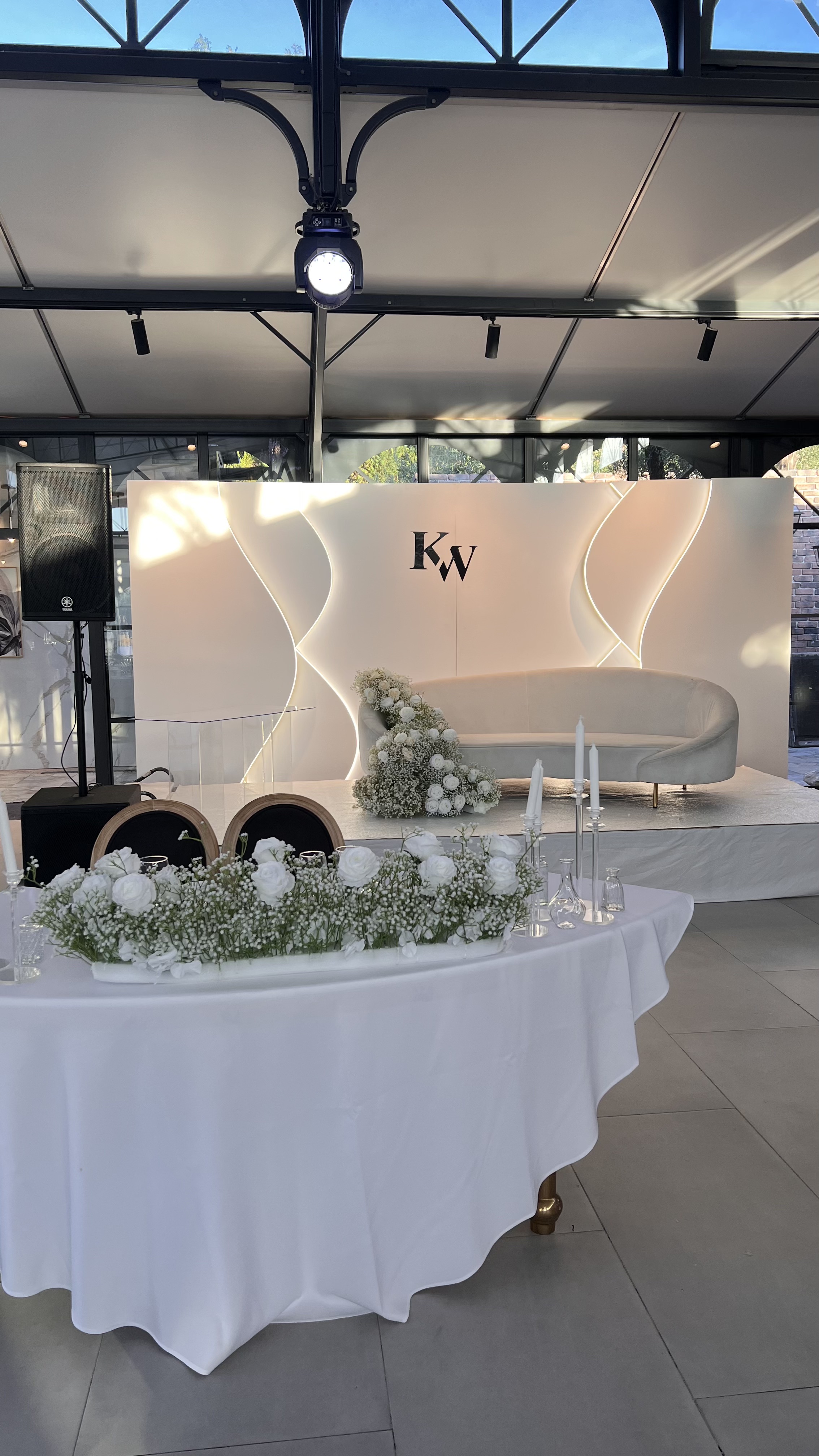 BKYD - Backdrop sur mesure avec monogramme, banquette et mise en scène florale